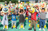 2018年5月15日，江苏南通安定幼儿园，父母、孩子一起 手绘涂鸦的帽子。