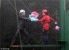 2012年2月12日下午，江西庐山东林大峡谷，头戴安全帽、身系安全带的新郎越过断桥向新娘求婚。