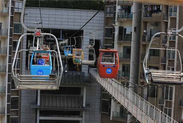 重庆景区索道“穿楼”而过 吸引游客感受惊险与刺激