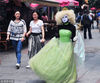 2018年5月18日，上海，当天起，在静安区的吴江路步行街沿线，来自爱丁堡、苏格兰、东京等多位外国艺术家们为市民游客带来了精彩的街头泡泡秀，同时包含舞蹈、魔术、戏剧、马戏和视觉等艺术门类的精彩演出，吸引了众多的市民纷纷驻足观看。据悉，以南京西路为主轴， 6天时间内来自北美、南美、亚洲和爱丁堡等国内外知名参演团将带来不同风格和特色的165场演出。杨奕/视觉中国
