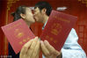 2018年5月20日，在扬州市广陵区民政局婚姻登记处，一对新人展示他们刚刚领取到的结婚证。孟德龙/视觉中国