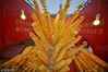 2018年5月18日，“贵阳首届醉美油纸伞文化美食节”在贵阳大十字广场举办。据悉，此次美食节以中国风的油纸伞为主题，现场用上千把油纸伞吊挂在美食广场上空。香辣蟹。