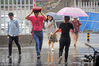 2018年5月20日，武汉街头，市民在暴雨中出行。