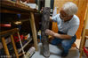 陈和生展示收藏的名贵木头，当时花八九千元买来的。