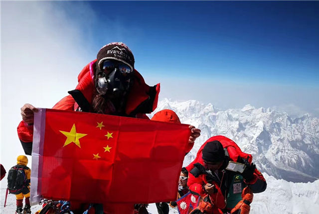 榆林女子登顶珠峰 成陕西第一位从南坡成功登顶珠峰女性