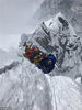 40岁的靖边女子马英从尼泊尔境内的喜马拉雅山南坡登上世界之巅——珠穆朗玛峰，成为陕西第一位从南坡成功登顶珠峰的女性。