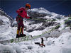 2018年5月22日消息。世上无难事，只要肯登攀。5月16日，40岁的靖边女子马英从尼泊尔境内的喜马拉雅山南坡登上世界之巅——珠穆朗玛峰，成为陕西第一位从南坡成功登顶珠峰的女性。贺静静/华商报/视觉中国
