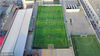 2017年5月9日，沈阳一商场楼顶有三块足球场，足球爱好者楼顶踢球刺激拉风。
东滨/视觉中国