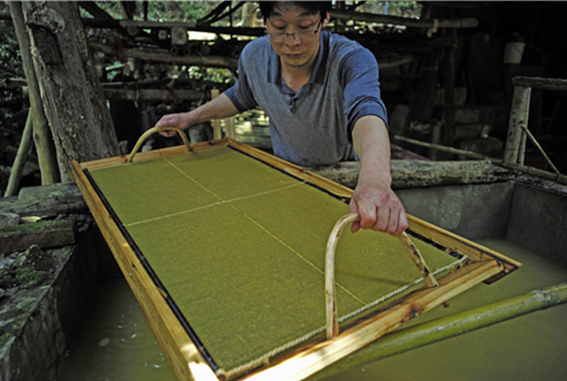 重庆：探访150年老作坊 传承“古法造纸”