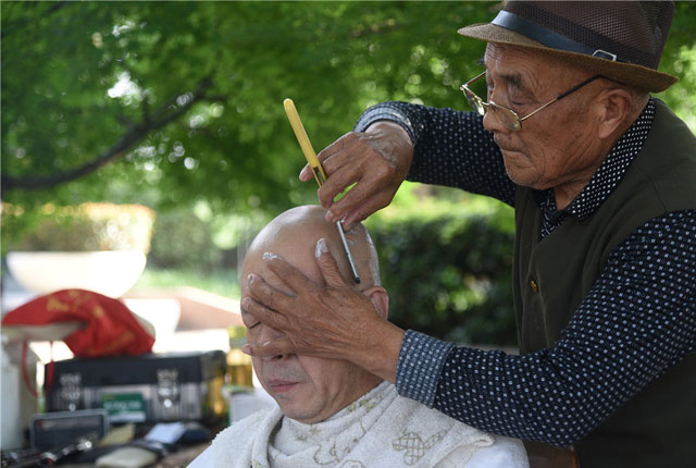 南京八旬剃头匠剃头66年：不舍得放下 大家需要我