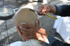 2018年5月23日 ，南京，正在为顾客理发的79岁剃头匠。
