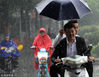 2018年5月25日，南京，雨水倾盆如注，市民暴雨中艰难前行。