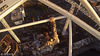 2013年6月5日消息（具体拍摄时间不详），英国一名男子单手悬挂于250英尺(约76米)高空的钢管上俯瞰整座城市的惊险刺激照片，日前在网络爆红。照片中的这名男子名叫詹姆斯·金斯顿，他爬上了英国南安普敦市南海岸附近的一座大型起重机顶部，并在未采取任何安全措施的情况下，单手悬于一根钢筋横梁之上，伴着落日的余晖俯瞰城市的轮廓，脚下就是忙碌的码头和平静的海洋。詹姆斯用安置在起重机顶部的摄像机拍下了整个过程，并将其上传到了视频网站“YouTube”上。