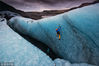 2014年4月20日消息（具体拍摄时间不详），极限运动对于运动员而言是一项严峻的挑战，要么是攀爬陡峭的山峰，要么是潜入深邃的海底，还有面对“庞然大物”的海浪，听起来都让人们不禁颤抖。然而，如果极限运动的场地选在了梦幻美丽的冰岛，那将会别是一番滋味在心头。
近日美国摄影师Keith Ladzinski拍摄到一组攀冰者Tim Emmett与Dawn Glanc攀爬冰川洞穴的照片，向人们展示了“冰与冷”的独特魅力。或是温柔，因为它让人们沉浸在迷人梦幻的“童话世界”；或是残酷，因为攀冰者正在进行一次“勇者无畏、惊险刺激”的严峻挑战。