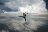 当地时间2015年5月，俄罗斯莫斯科，勇敢的俄罗斯跳伞运动员Anastasia Barannik在跳伞过程中表演杂技舞蹈，这位19岁的女孩累积近500次跳伞，尽管只有两年自由式跳伞经验。