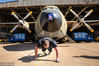 当地时间2014年6月12日，南非百夫长，大力士Etienne Smit用身体拉动一架31吨的Vlossie飞机。据悉，Etienne Smit当天两次拉动飞机，第一次使用绳子与背带拉动了14米，但觉得没有挑战性，第二次直接使用背带拉动了21米。