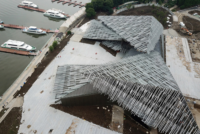 江苏苏州：日本建筑师在阳澄湖边设计了个“铝板茅草屋”