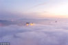 2018年5月29日晚间，山东烟台，大雾弥漫持续一天，晚间再现平流雾景观。