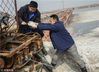 2018年3月27日，位于天津滨海新区的汉沽盐场，春扒中，李伟和同事们操控着扒盐机器。