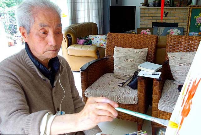 99岁老画家每天作画数小时 是罗中立庞茂琨的老师