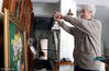 很少有人知道，这位中国第二代油画家、川美油画“一代宗师”在歇停两年多后突然重新拿起画笔。
笔不重，但对刘国枢另论，因为再半年，百岁矣。
图为2018年4月21日，重庆。刘国枢介绍作品的创作构思。