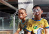 2012年10月22日，广东省清远市，两小学生逃课躲在某个角落抽烟。一洲/视觉中国