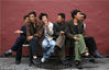 2007年10月1日，北京，几名来自河北的农民工坐在天安门广场附近的红墙下抽烟休息。
Reuters/视觉中国