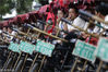 2012年8月27日，北京，人力车夫在等客时抽烟。
Reuters/视觉中国
