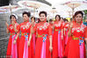 2018年5月5日，安徽亳州，旗袍爱好者身穿各色旗袍在安徽亳州老街走秀。