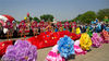 2018年5月4日，北京世界公园举办的“丝路风情--郁金香花车大巡游”盛装表演，吸引了众多游客。