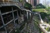 2018年5月6日，重庆被称为“悬空栈桥公园”的下肖家湾公园，行走在公园梯道上仿佛走在栈上。