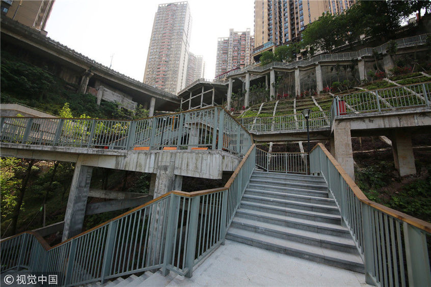 2018年5月6日,重庆被称为"悬空栈桥公园"的下肖家湾公园,行走在公园梯