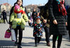 2018年1月31日，山东省济南市，春运大潮将于2月1日正式开启，不少市民为避开高峰提前踏上回家路。在济南火车站，回家的人潮中有不少二娃的身影，母亲抱着襁褓中的二宝，大宝则紧紧拉着妈妈的手或衣襟，穿行在拥挤的人潮中间。御宁/视觉中国