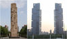 图为公园雕塑与地标建筑双子塔。（拼版图）