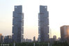 图为被雕塑“撞脸”的地标建筑、2栋280米高的高楼——双子塔。