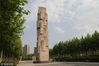 2018年5月7日，一公园27米高的花岗岩雕塑“撞脸”郑州市地标建筑——双子塔，更为奇特的是雕塑上的诗句字体有正有反，有路人调侃“是工人贴反了吧”。