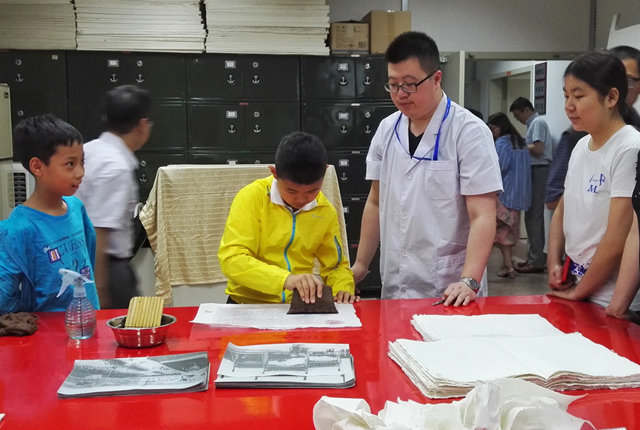 北京市档案馆开放日开启 市民参加各种体验活动