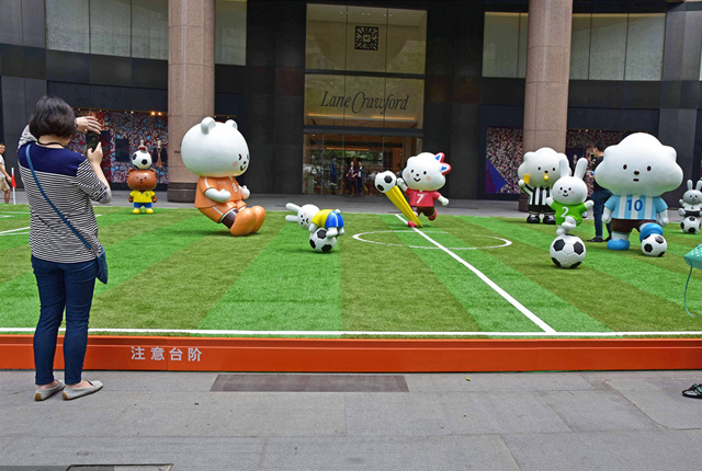 上海街头现卡通世界杯足球赛球场 萌趣生动抓人眼球