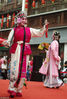 2018年6月10日，南京民间艺人向民众传授昆曲。当日，“精彩非遗，乐享传承”主题活动在南京市民俗博物馆熙南里历史文化街区举行，非遗戏台、端午体验、非遗工坊展示以及文创市集精彩亮相，吸引了大批民众前来体验南京传统民俗民风的同时，感受老南京文化遗产的人文情怀，共享非遗传承的快乐。