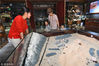 一名男子带着两个小孩到贵州陨石文化科普馆参观。