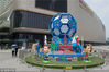 2018年6月11日，上海，闵行区虹井路街头近日竖起了一座世界杯主题雕塑，现场巨大的足球上印有世界杯各个分组的参赛队伍，周围还有一圈世界各国球星的雕塑。王冈/视觉中国