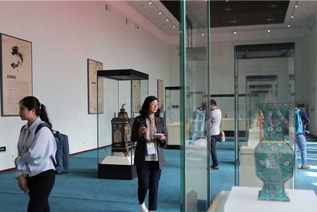 上合中外记者走进美术馆、老舍故居 了解青岛文化历史