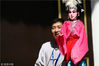 2018年6月10日，山东青岛。上合中外记者走进青岛美术馆和老舍故居了解青岛的文化历史。民俗演员表演木偶人物。