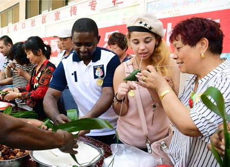 江苏镇江：外国留学生感受端午文化 与居民一起包粽子
