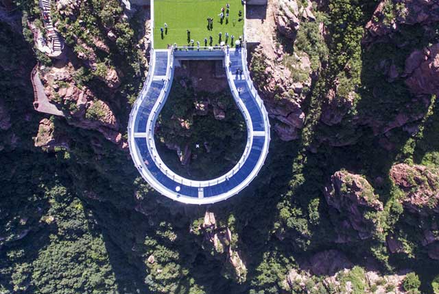 郑州：世界最长高空玻璃环廊建成  伸出悬崖30米惊险刺激