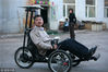 2009年4月8日，41岁的吉林省长春市市民陈大伟发明了太阳能躺式三轮车，不用脚蹬，利用车上的太阳能板就可以达到时速40公里左右。阿牛/视觉中国