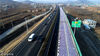 2017年12月22日，济南南收费站以东1公里处，利用南绕城高速北侧路面建设的全球首条承载光伏路面全部建成。易林/视觉中国