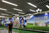 2018年6月12日，北京。2018年世界杯即将于6月14日在俄罗斯开赛。在地铁一号线通道内布满了足球造型及广告。