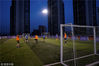 2018年5月8日，上海，男子们在球场踢球。