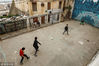 当地时间2018年5月5日，阿尔及利亚Algiers Al Casbah，男孩们在水泥地上踢足球。